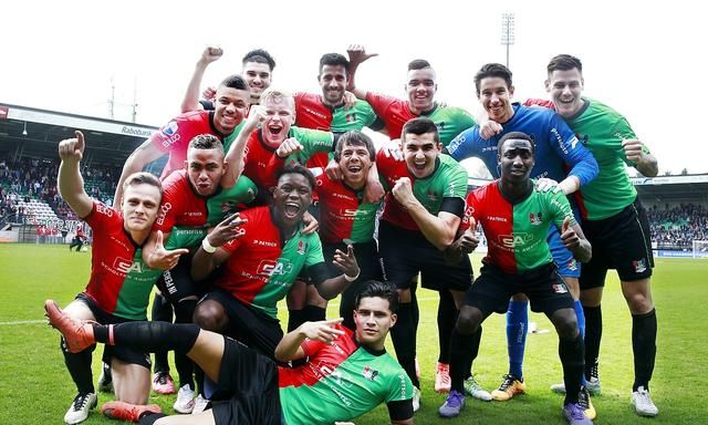 既不能盲目 既不能盲目