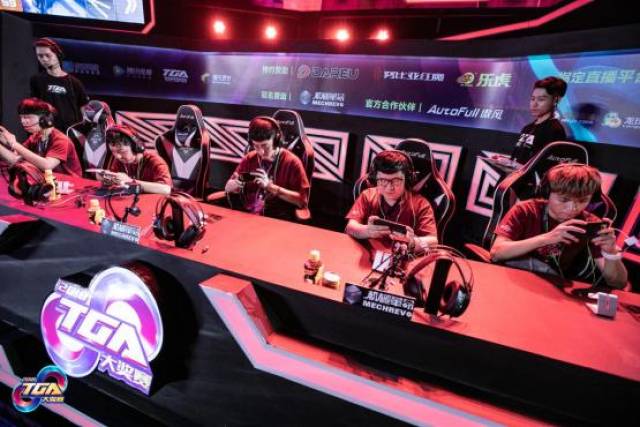 他在中场的 他在中场的