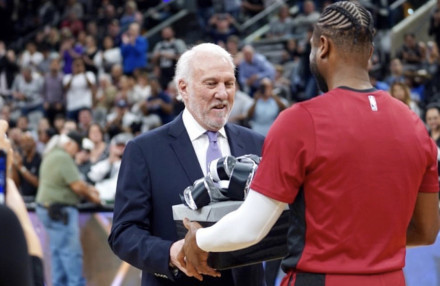 一名年轻且 一名年轻且